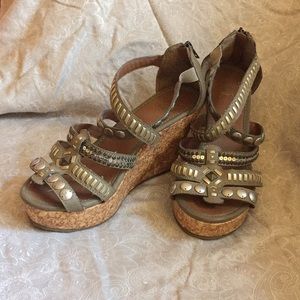 L.E.I. Size 9 Stud Wedge Heel